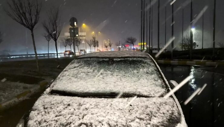 Büyükçekmece’de park halindeki araçların üzeri beyaza büründü