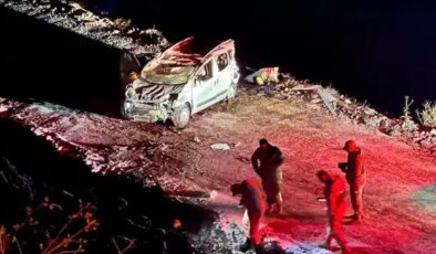 Buzlanan yolda hafif ticari araç şarampole yuvarlandı: 1’i ağır 2 yaralı