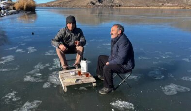 Buzun kalınlığını kontrol eden balıkçılar, Çıldır Gölü’ne ağ atmaya hazırlanıyor
