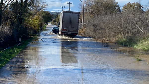 Çanakkale’de Tuzla Çayı taştı: Tarım arazileri ile binaları su bastı!