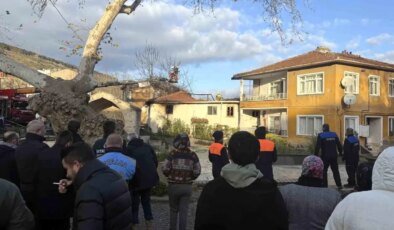 Çatalca’da evi yanan kadın uzun süre gözyaşı döktü