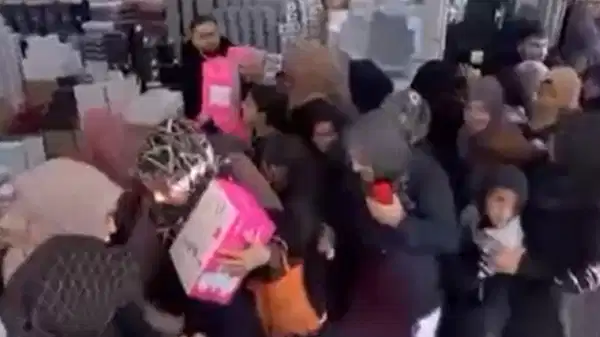 Çeyiz mağazası açılışında izdiham çıktı