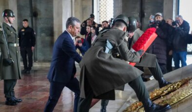 CHP Genel Başkanı Özel, yeni PM ve YDK üyeleriyle Anıtkabir’de: ‘Birlik ve beraberlik içinde geleceğe yürüyoruz’