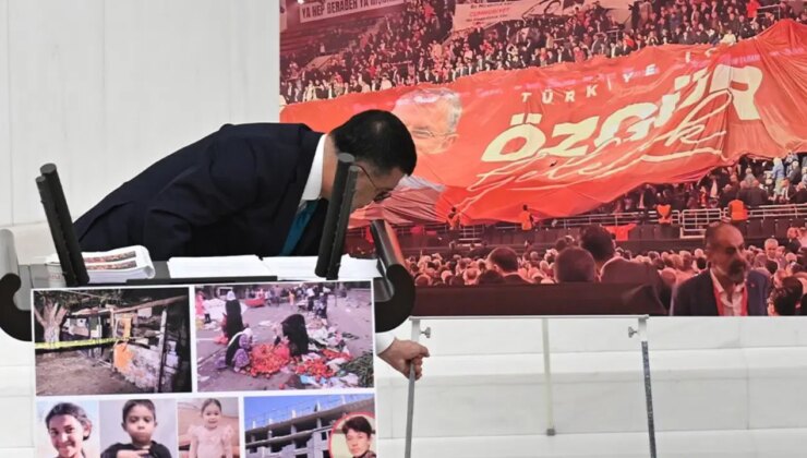 CHP’den TBMM TV’ye ‘sansür’ tepkisi: ‘Özgür Gelecek’ pankartı açıldı, kadraj değişti!