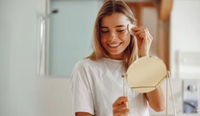 Cilt yaşını 10 yıl ileriye taşıyabilir: Makyajla uyumanın cilde verdiği kalıcı hasarlar…