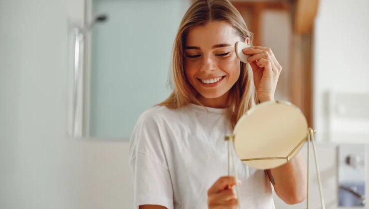 Cilt yaşını 10 yıl ileriye taşıyabilir: Makyajla uyumanın cilde verdiği kalıcı hasarlar…