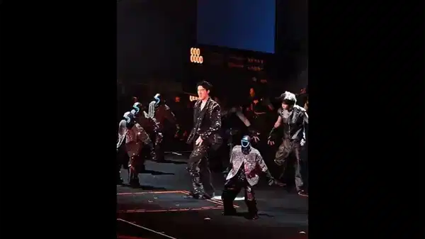 Çin’deki insansı robotların konserdeki senkronize dansı