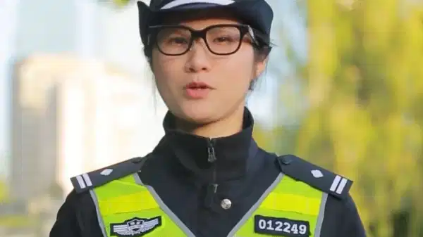 Çin’deki trafik polisleri yapay zeka destekli akıllı gözlükler kullanmaya başladı