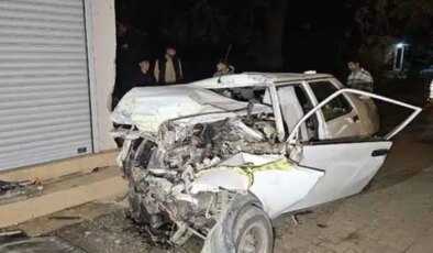 Çocuk sürücünün kullandığı otomobil, kamyonetle çarpıştıktan sonra evin duvarına vurdu: 1 ölü, 1 yaralı