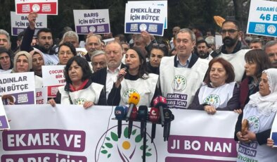 DEM Parti’den TBMM önünde ‘bütçe’ protestosu… Tuncer Bakırhan: ‘İktidarın tek derdi sermayeye, savaşa ve faiz lobilerine bütçe yapmak’