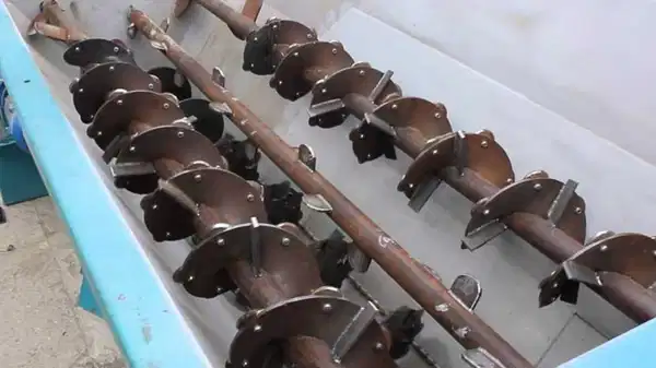 Denizli’de yem karma makinesine kapılan genç hayatını kaybetti