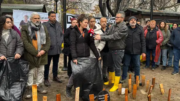 Depremde yaşamını yitirenlerin yakınları Yargı Paketi’ne karşı nöbeti sürdürüyor: ‘Paketi onlar yaptı, çözümü de onlar bulacak’