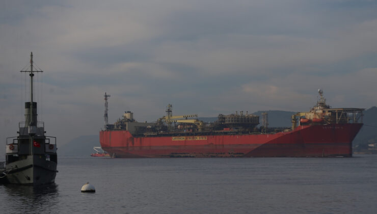 Dev doğalgaz tankeri Çanakkale’den geçerken trafik durduruldu