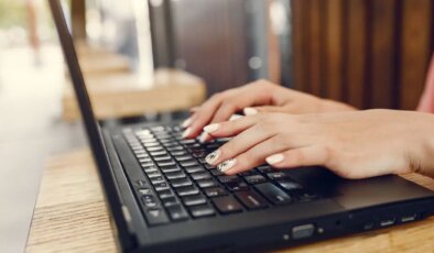 ‘Dijital yaşlanma’ tehlikesi büyüyor: Ekran başında geçirilen saatler cilt bariyerini çökertiyor