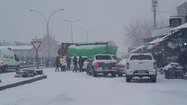Diyarbakır’da ‘kar yağışı’ etkisi: 5 araç bir birine girdi