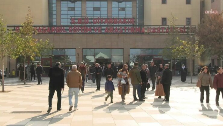 Diyarbakır’da sağlık hizmetine erişim zorlaştı… Tabip Odası Başkanı Ülgen: ‘İnsanlar kamu hastanelerindeki acillere, polikliniklere yığılmış’