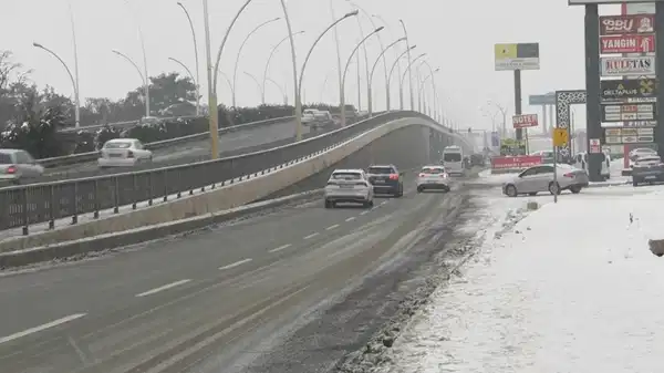 Diyarbakır’da yoğun kar yağışı: Uçuşlar iptal edildi, otobüs seferleri durduruldu