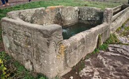 Doğa yürüyüşünde, su oluğu olarak kullanılan lahit buldular