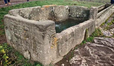 Doğa yürüyüşünde, su oluğu olarak kullanılan lahit buldular