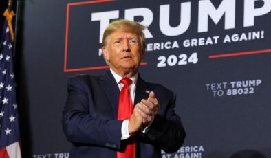 Donald Trump: Venezuela ve çevresindeki hava sahasının kapatılmış olduğunu dikkate alın