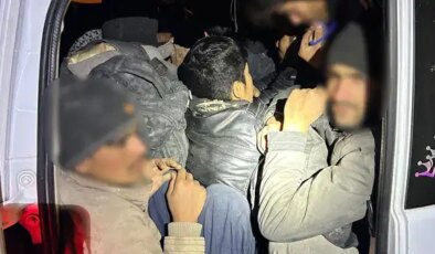 Durdurulan hafif ticari araçtan 12 kaçak göçmen çıktı
