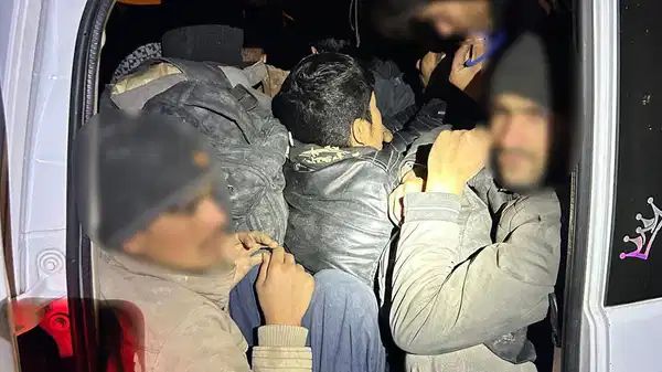 Durdurulan hafif ticari araçtan 12 kaçak göçmen çıktı