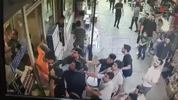 Ellerine geçenle saldırdılar: Şanlıurfa’da iş yerinde 7 kişinin yaralandığı kavga kamerada