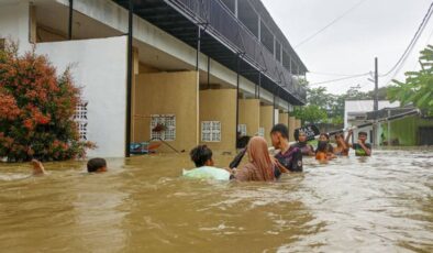 Endonezya’da afetlerde ölenlerin sayısı 303’e yükseldi