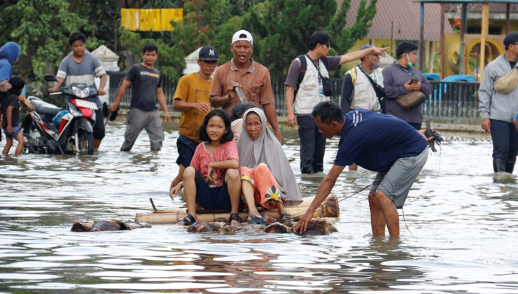 Endonezya’da sel ve toprak kaymaları eelaketi: Can kaybı bini geçti