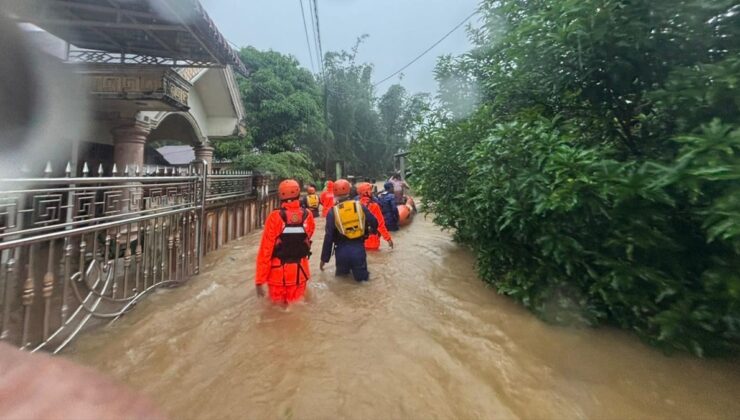Endonezya’da şiddetli yağışlar afetlere yol açtı: En az 10 can kaybı