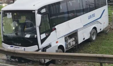Esenyurt’ta faciadan dönüldü! Bariyerlere çarpan servis midibüsü yoldan çıktı