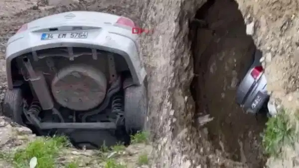 Esenyurt’ta obruk… Araç içinde kayboldu: ‘Hiç üzülmedim, hatta sevindim’