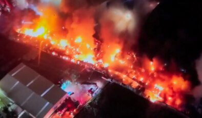 Esenyurt’ta yapı malzemeleri üretilen fabrikada yangın: Çalışmalar 7 saattir sürüyor!