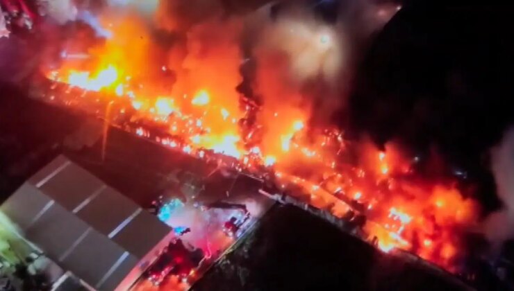 Esenyurt’ta yapı malzemeleri üretilen fabrikada yangın: Çalışmalar 7 saattir sürüyor!