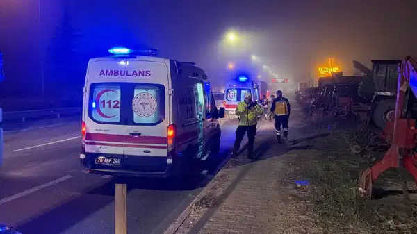 Eskişehir’de can pazarı! TIR işçi servisine çarptı: 9 yaralı