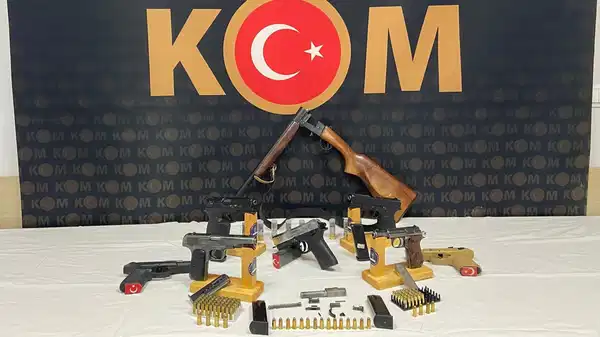 Ev ile işyerinde 7 ruhsatsız tabanca ve tüfek yakalandı