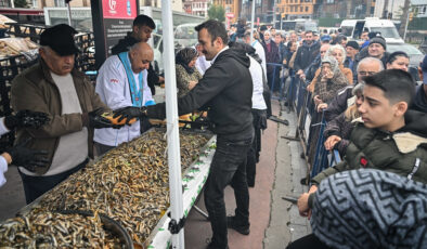 Eyüpsultan’da Hamsi Festivali coşkusu: Vatandaşlara 1 ton hamsi dağıtıldı