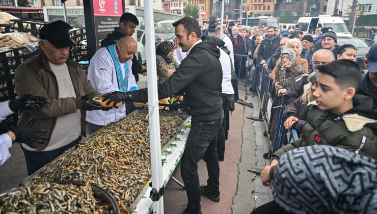 Eyüpsultan’da Hamsi Festivali coşkusu: Vatandaşlara 1 ton hamsi dağıtıldı