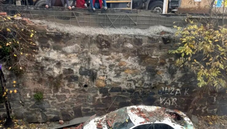 Eyüpsultan’da inşaattaki çalışma park halindeki araca zarar verdi