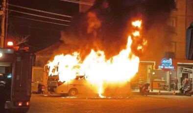 Faciadan dönüldü: Servis otobüsü alev alev yandı