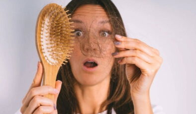 Farkında olmadan saç köklerinizi güçsüzleştiriyor olabilirsiniz: Saç dökülmesini tetikleyen 9 etken