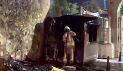 Fatih’te güvenlik kulübesi alev alev yandı