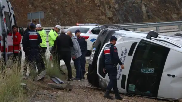 Fethiye’de yolcu minibüsü devrildi: Yaralılar var!
