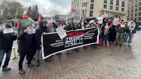 Filistin Davaları İnisiyatifi, İngiltere’deki Gazze tutuklamalarını başkonsolosluk önünde protesto etti