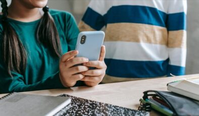 Fransa,  liselerde cep telefonu kullanımını yasaklamaya hazırlanıyor