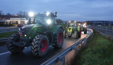 Fransa’da çiftçilerden yol kapatma eylemi