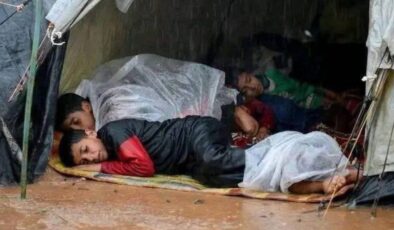 Gazze’de çocuklar, ıslanmış çadırlarda uyuyor