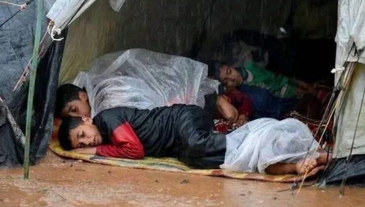 Gazze’de çocuklar, ıslanmış çadırlarda uyuyor