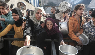 Gıda krizinin devam ettiği Gazze’de yemek dağıtımı gerçekleştirildi