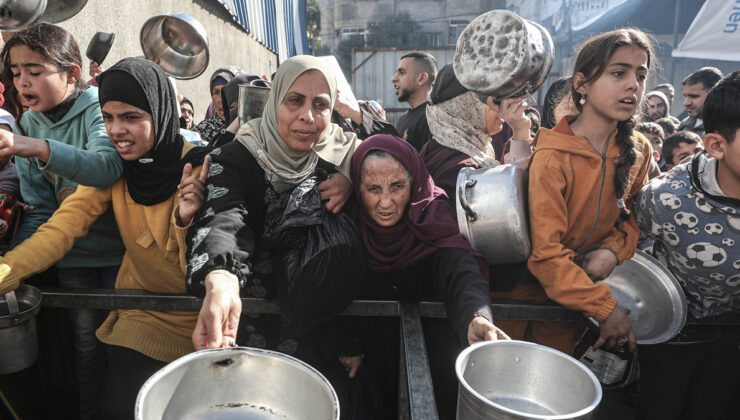 Gıda krizinin devam ettiği Gazze’de yemek dağıtımı gerçekleştirildi